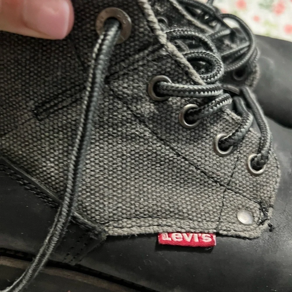Levi's Men's Black and Gray Boots
